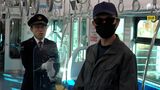 「刃物を捨てろ」「膝をつけ」JR東海道線の走行中の電車内で不審者への対応訓練　犯人役は警察官、乗客役はJR社員　今後も実践的な訓練を=JR東海|TBS NEWS DIG
