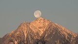 甲斐駒ヶ岳に月が沈む「パール甲斐駒」　天体と南アルプスの山が織りなす奇跡の瞬間　山梨|TBS NEWS DIG