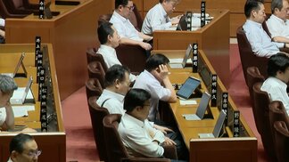 【福岡県議会】渦中の自民党県議団幹部　居眠りか、考え事か・・・　注目の代表質問、本会議中にカメラが捉えた姿　|　福岡のニュース｜RKB NEWS｜RKB毎日放送