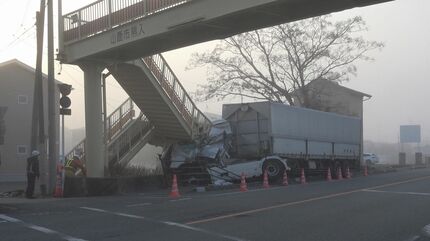 通学路の歩道橋に大型トレーラー衝突 復旧めど立たず 2日後に始業式