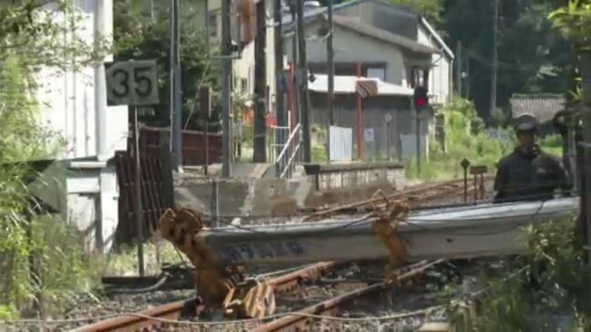 伐採作業のクレーン車が倒れJRの線路ふさぐ 愛媛・八幡浜市|TBS NEWS DIG