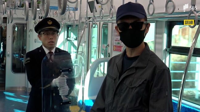 「刃物を捨てろ」「膝をつけ」JR東海道線の走行中の電車内で不審者への対応訓練　犯人役は警察官、乗客役はJR社員　今後も実践的な訓練を=JR東海|TBS NEWS DIG