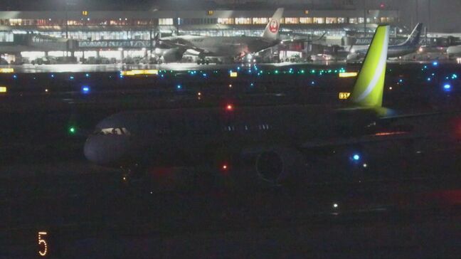 続報　「車輪が動かなくなった」　新千歳空港の滑走路上で旅客機が停止　車輪の異常との情報　その後自走できることが判明、機体は動き出す|TBS NEWS DIG