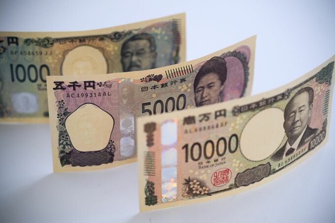【日本市況】円が下落、日銀総裁ハト派発言－債券高、日経平均最高値