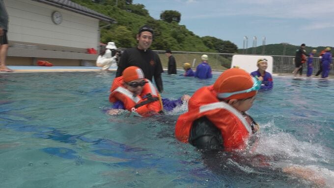 海上保安署が小学校で安全教室 児童25人がプールで「離岸流」を疑似体験|TBS NEWS DIG