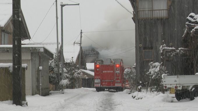 紙くず燃やし建物に燃え移ったか 住宅など3棟ほぼ全焼 けが人なし 石川・加賀市　|　石川県のニュース｜MRO北陸放送