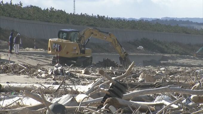 「過去に例がないくらい大量」海水浴場が無残な姿に…漂着流木1000トン超　撤去始まる　|　BSSニュース | BSS山陰放送