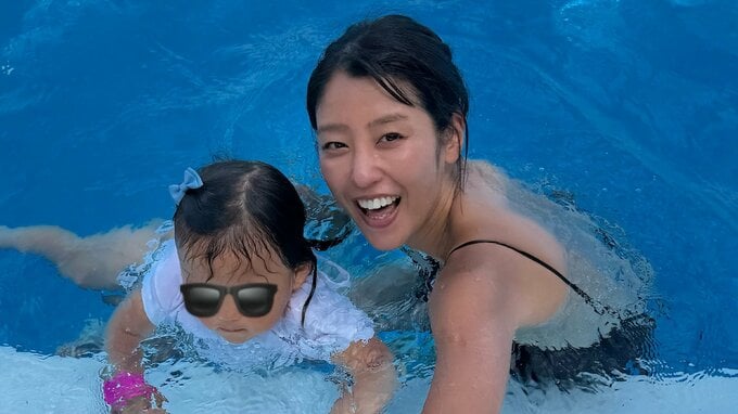 【 岡副麻希 】　台風で旅行キャンセルも家族でプール満喫　2歳長女と「『さんぽ』を歌いながら水中散歩もできました」ショットに反響|TBS NEWS DIG