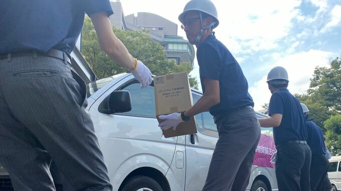 愛知県警が非常用の「水」300本を運び入れる訓練 イオンリテール東海カンパニー・ユニーと共同で大規模災害に備える|TBS NEWS DIG