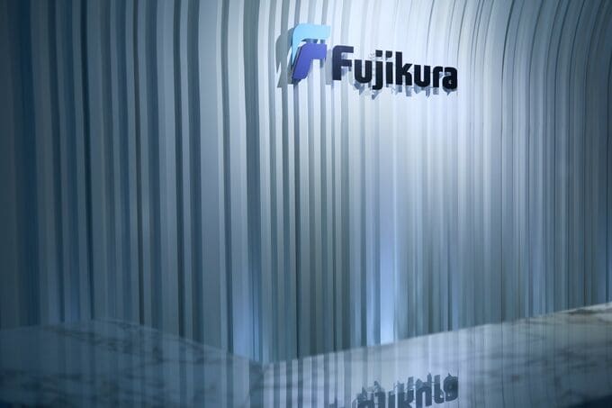 フジクラ、29年3月期に営業利益3150億円目指す－下げ幅広げる