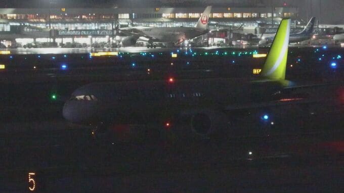 続報　「車輪が動かなくなった」　新千歳空港の滑走路上で旅客機が停止　車輪の異常との情報　その後自走できることが判明、機体は動き出す　|　北海道のニュース｜HBC北海道放送