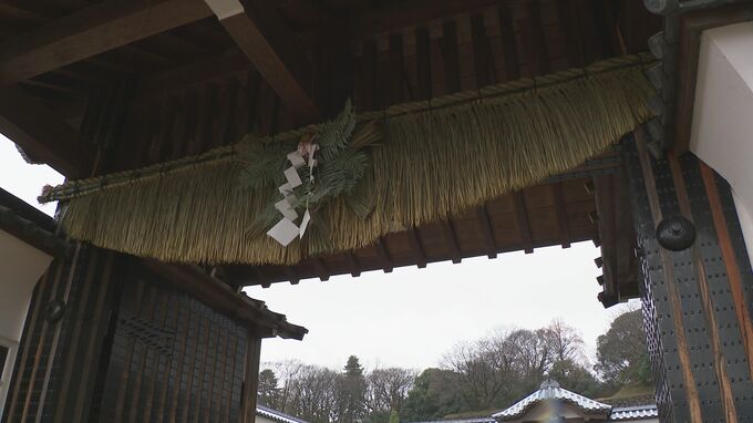 金沢の観光地も正月の装い　金沢城公園でしめ飾りを取り付け　|　石川県のニュース｜MRO北陸放送