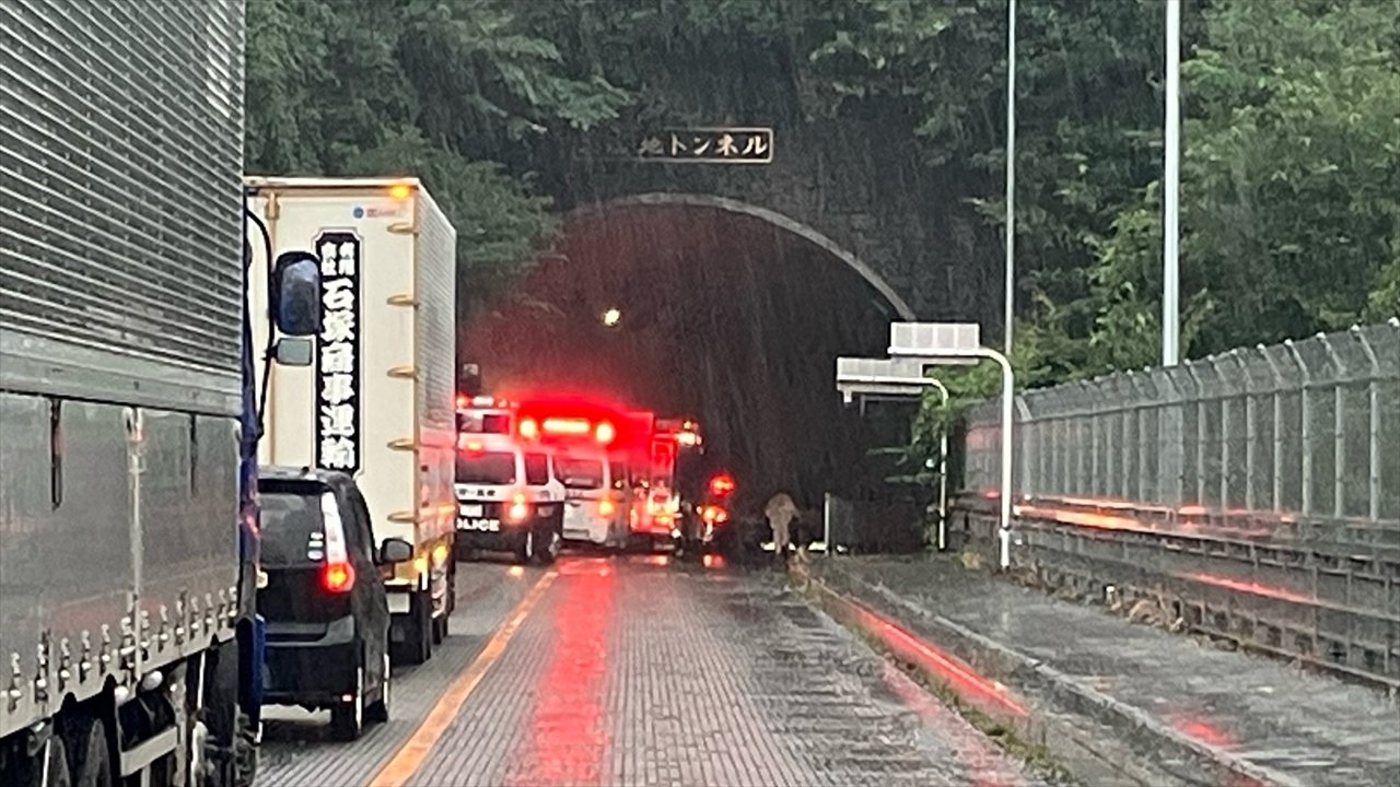 県道717号（山中湖忍野富士吉田線）鳥居地トンネル内で事故 現在