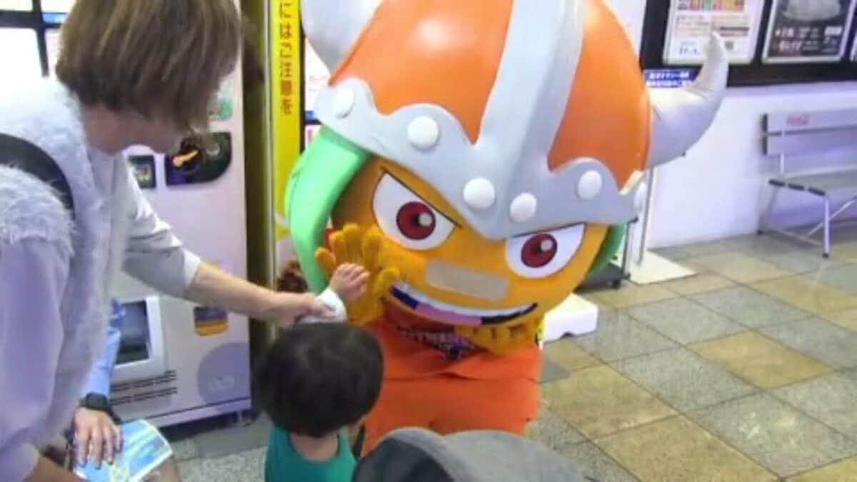 愛媛オレンジバイキングス選手が松山で自転車盗難防止を呼びかけ 県内