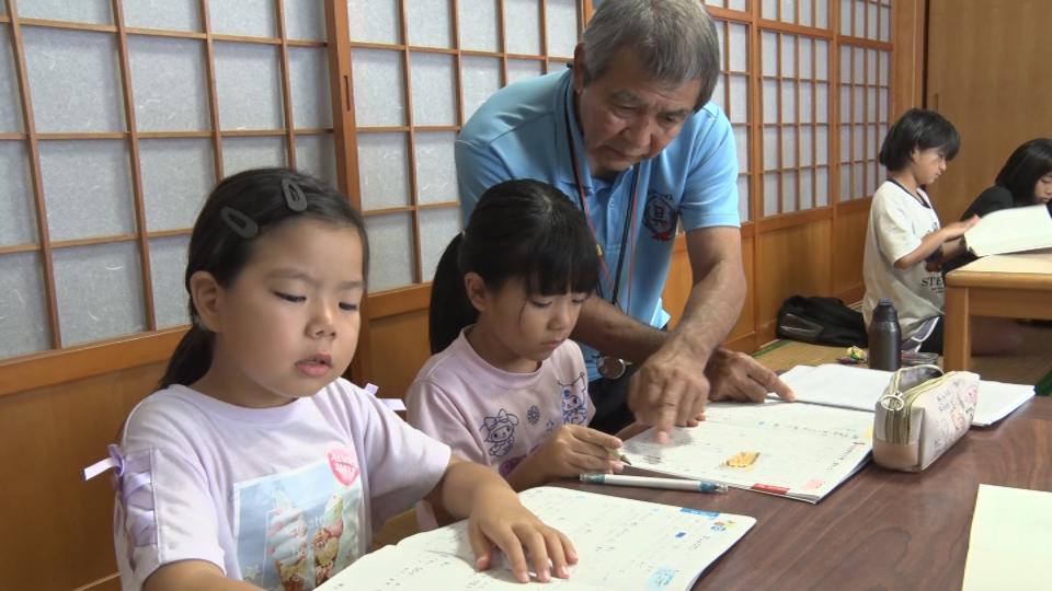夏休みもそろそろ終わり　宿題の仕上げに取り組む子どもたち