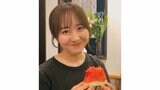 【 本田望結 】 「夏だ!スイカだ!夏休みだ!」 室内で黒Tシャツ姿のスイカタイム 落ち着いた空間で魅せる夏の味覚満喫シーン|TBS NEWS DIG