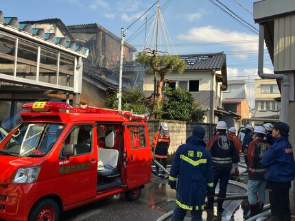 午後の住宅密集地で火事 隣接する建物にも延焼 この家の3人と連絡取れ
