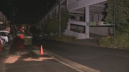 商業施設の駐車場から出てきた車 向かい側の住宅外壁や電柱に衝突 96歳