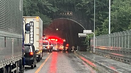 県道717号（山中湖忍野富士吉田線）鳥居地トンネル内で事故 現在