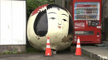 頭部落下の「巨大こけし」修復工事始まる 頭はトラックにのせられ仙台