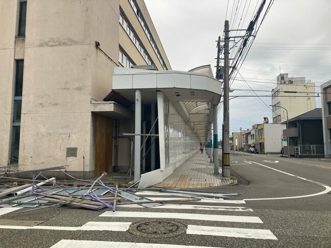 富山市八尾で最大瞬間風速30.9m観測 1日の“最大風速”は4月の観測史上最大に 解体現場では仮囲い一部が崩れる、けが人なし|TBS NEWS DIG