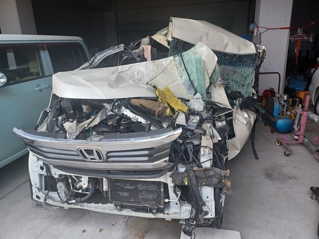 軽乗用車が道路脇の電柱に衝突し大破 運転していた男性(25)死亡 スマホの「衝突事故検出機能」によって消防に自動通報 愛媛・西条市|TBS NEWS DIG