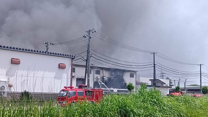 「工場で煙」と通報　新潟県加茂市の東芝ホームテクノの工場で火災　16日午後1時時点で炎上中|TBS NEWS DIG