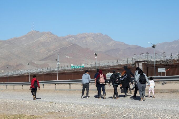 トランプ氏、不法移民の自主退去に軸足シフト－強制送還に資金の壁