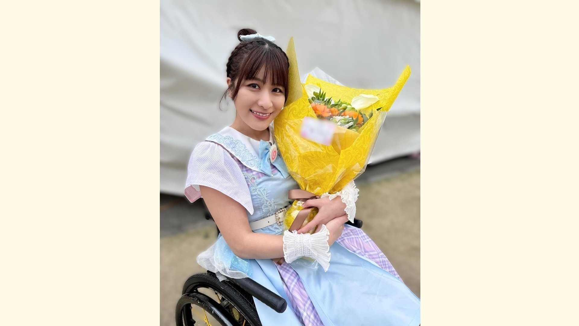 仮面 女子 車椅子