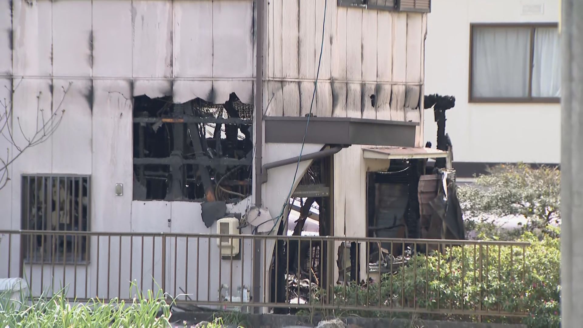 住宅火災で焼け跡から男女2人が見つかり死亡を確認　20代くらいの男性と母親が住んでいたか