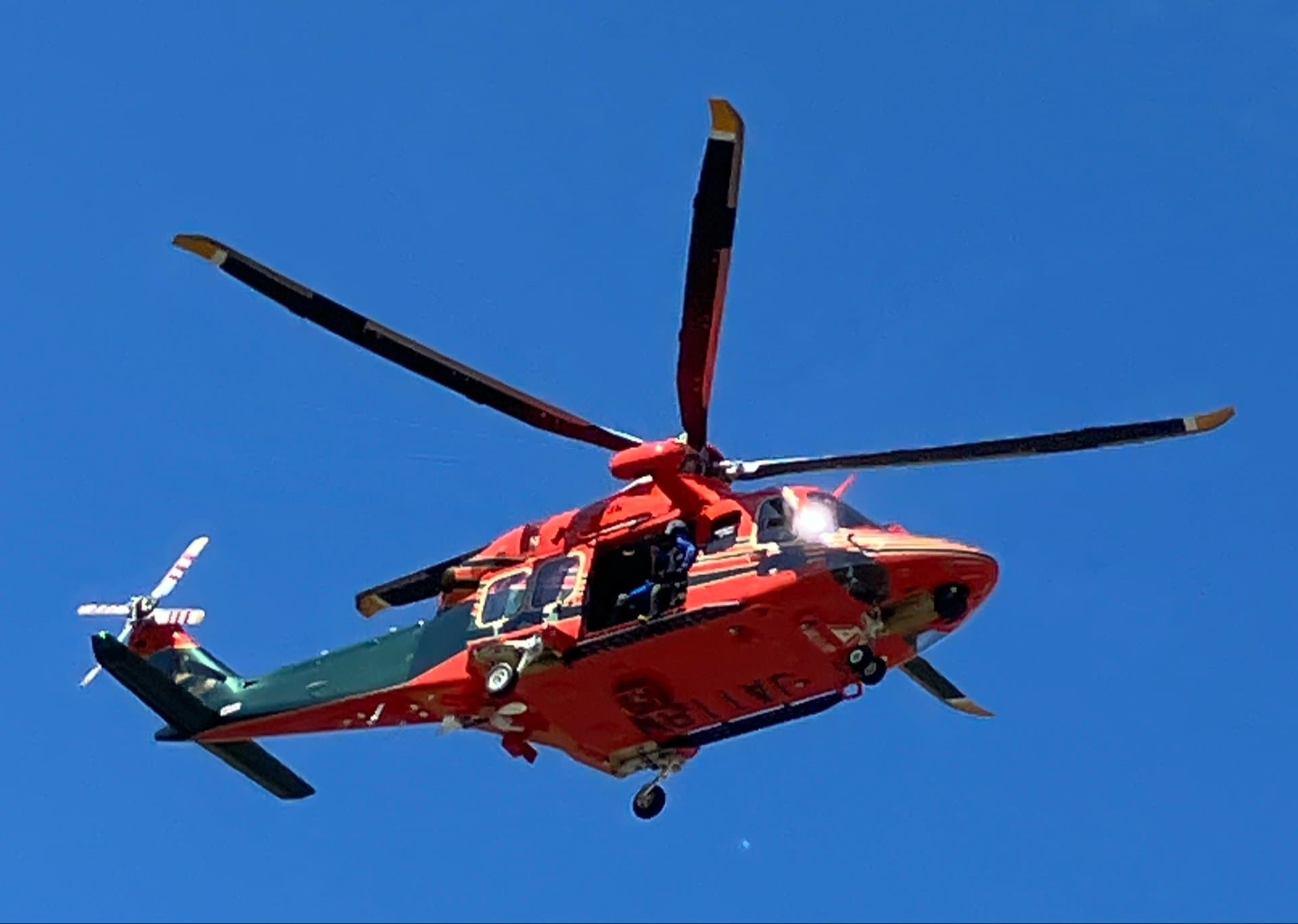 山岳遭難に備えて…ヘリコプター連携訓練「声が通らない中での意思疎通