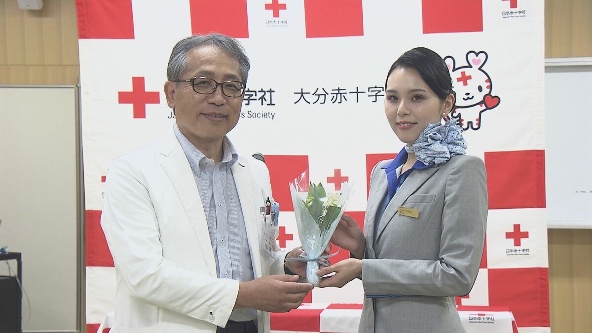 花言葉は「幸福の再来」 ANA客室乗務員がスズランの花を患者に届ける　大分
