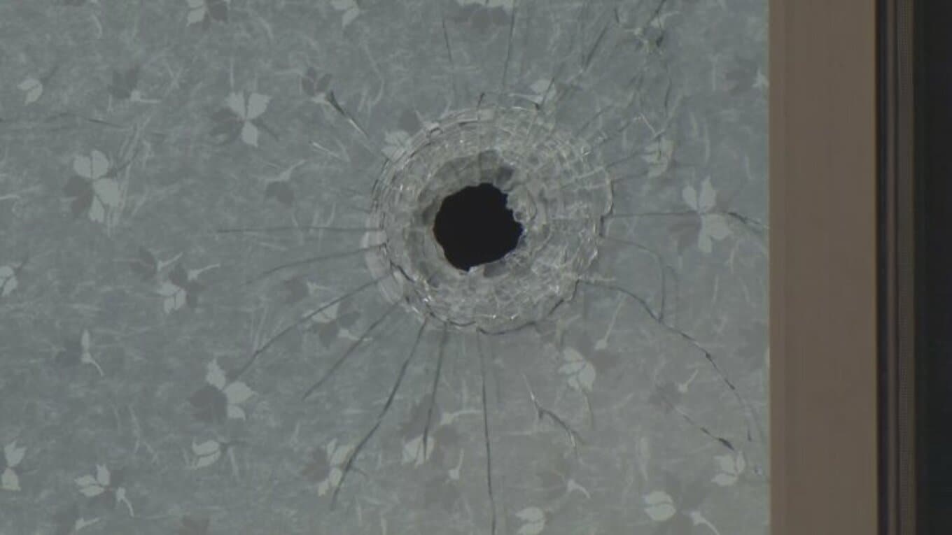 銃弾は全長 約4㎝、直径 約1.6㎝ 民家の窓ガラス割れ発見 散弾銃の誤射か 山梨 | TBS NEWS DIG