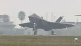 米軍岩国基地 空母ジョージ・ワシントン艦載機「F35C」11機が帰還 「CMV22オスプレイ」の離着陸も公開|TBS NEWS DIG
