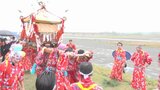 女装した男性たちが堤防を練り歩く 川の氾濫防止を祈る伝統の祭り「おみゆきさん」 | 山梨のニュース | UTYテレビ山梨