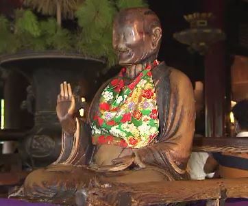 善光寺で盗難の「びんずる尊者像」5日ぶりに本堂内に再安置 長野|TBS NEWS DIG