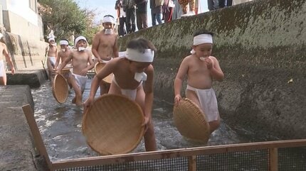 川の魚を神前に供え 今年の豊作と来年の五穀豊穣を