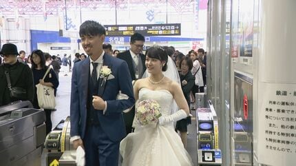 走る列車の中で結婚式 金山～名鉄岐阜の片道約50分を貸し切りで 新郎