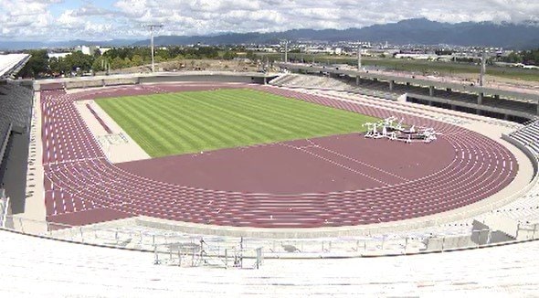 「トラックと観客席近く、選手の息づかい感じて…」2028年・国民スポーツ大会に向けて長野県が松本市に整備、新「陸上競技場」公開…1万5000人余りの観客収容…空港と競技場両方を見渡せる大屋上　|　SBC NEWS | 長野のニュース | SBC信越放送
