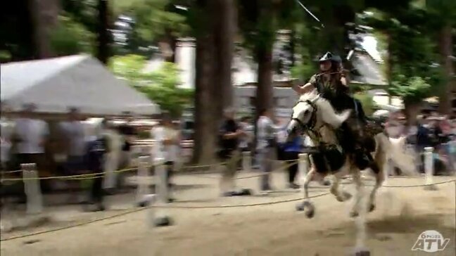 スポーツ流鏑馬の全国大会に11歳~73歳までの騎手たち約40人 境内を颯爽と駆け人馬一体となって矢を放つ 青森県八戸市|TBS NEWS DIG