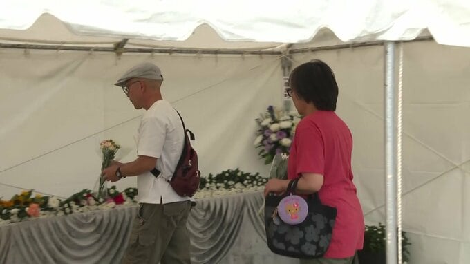 献花台から中継でリポートする時崎愛悠記者