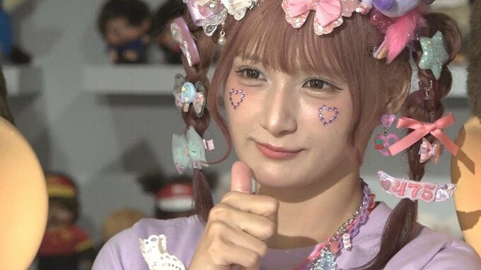 【しなこ】モンチッチ展に登場　最近泣いたエピソードも明かしつつ　 “きょうから「しなこっち」と呼んで！” |TBS NEWS DIG