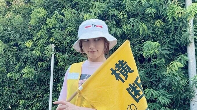 熊田曜子　朝の交通当番　黄色のベストで旗振り　反響「マジメに交通安全を願う母」「暑い中、お疲れ様でした〜」|TBS NEWS DIG