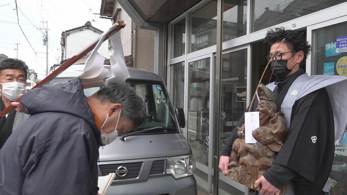 重さ10キロの木彫りの恵比寿様 石川・輪島で1年の無事と大漁願う「恵比須講」　|　石川県のニュース｜MRO北陸放送