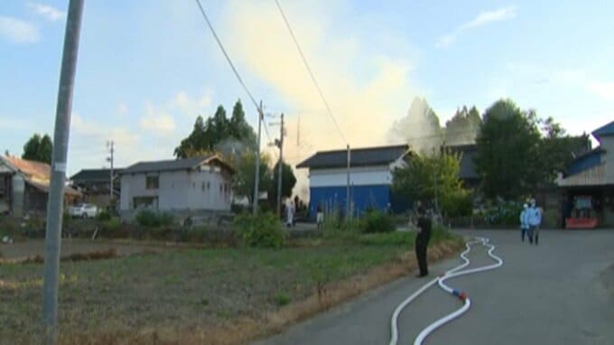 鶴岡市宝谷で住宅2棟火災　延焼の恐れありとの情報も　ケガ人・逃げ遅れがないか確認中（山形）|TBS NEWS DIG