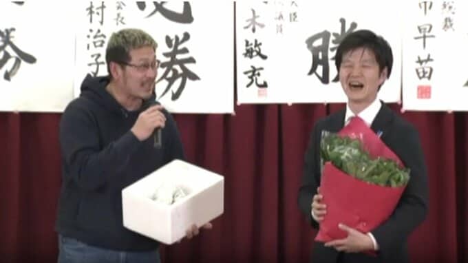「ほうれん草の花束は初めて」鈴木憲和農林水産大臣、6回目の当選は牛乳で乾杯　支援者からコメなどもお祝いに手渡される　衆議院選挙（山形）|TBS NEWS DIG