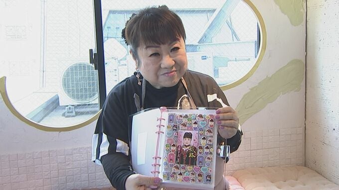 【天童よしみ】シール友達のaikoに 「レアなやつ早く欲しい」　原宿・シール交換カフェに〝よしみ店長〟降臨|TBS NEWS DIG