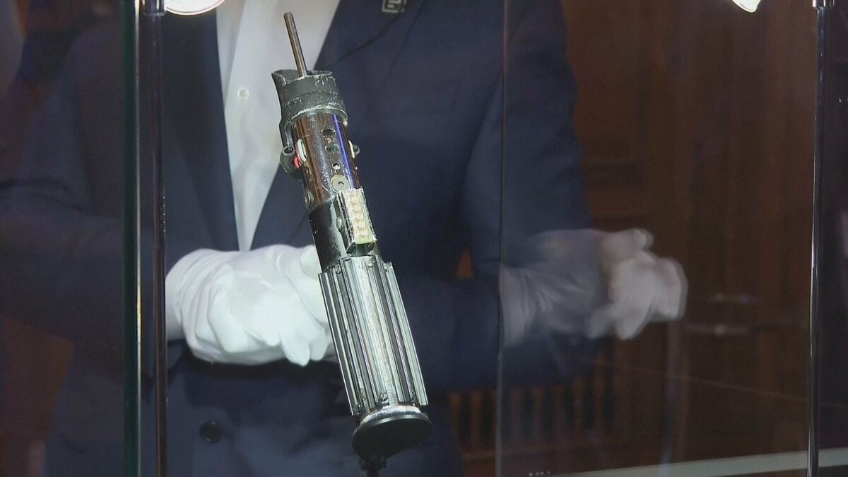 ダース・ベイダーの「ライトセーバー」が約5億4000万円で落札 | TBS