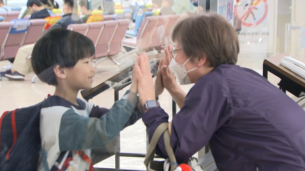「孫がいたら大変、でも帰るとなったら寂しい」ガラス越しにハイタッチで別れ惜しむ人も…GW最終日、高知発着の空の便“Uターンラッシュ”ピーク続く