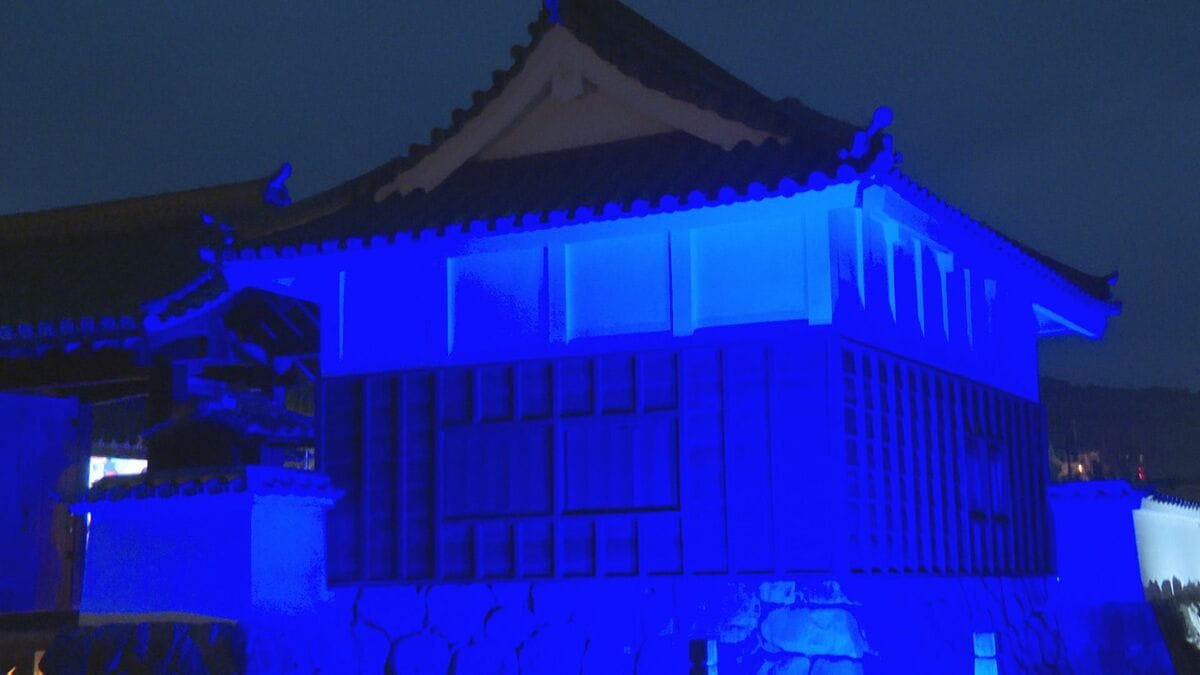 「手話の日」シンボルカラーの青で街をライトアップ　体験型イベントで理解を深める